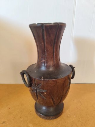 Jarrón de Madera Tallado