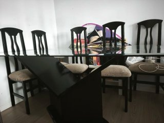 Mesa de comedor y 6 sillas negras