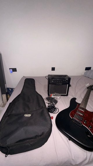 Guitarra Eléctrica Harley Benton + Amplificador