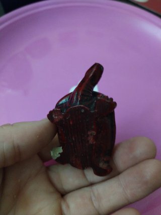 Tartaruga in minerale solfato cinabro rosso