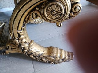 Mesa de centro dorada con tapa de cristal