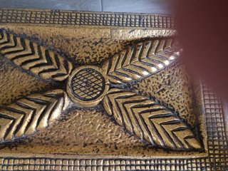 Mesa de centro dorada con tapa de cristal