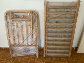 Cuna de madera clásica con ábaco