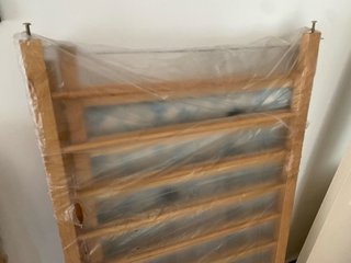 Cuna de madera clásica con ábaco