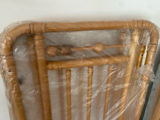 Cuna de madera clásica con ábaco