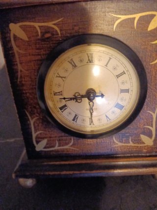 Reloj de mesa antiguo de madera