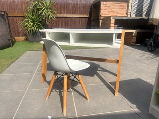 Escritorio infantil blanco y madera. Incluye silla