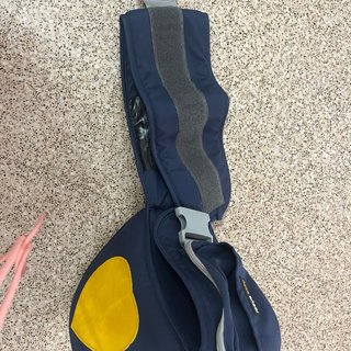 Portabebés de cadera azul con corazón amarillo