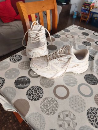 Zapatillas Fila Beige y Blancas