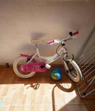 Bicicleta infantil Juguettos blanca y rosa