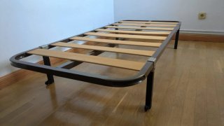 Somier con patas metálicas y base de madera
