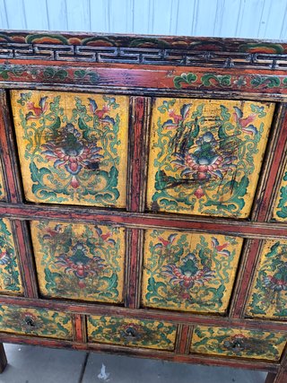 Cómoda tibetana antigua restaurada