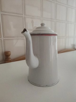 Cafetera antigua esmaltada blanca