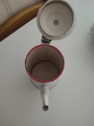 Cafetera antigua esmaltada blanca