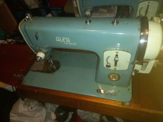 Máquina de coser Alfa Royale antigua