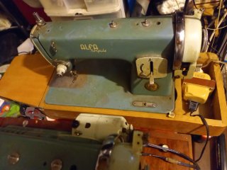 Máquina de coser Alfa Royale antigua