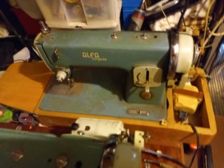 Máquina de coser Alfa Royale antigua