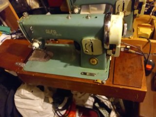 Máquina de coser Alfa Royale antigua