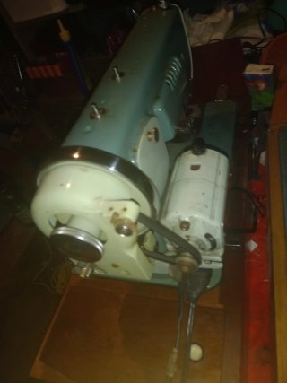 Máquina de coser Alfa Royale antigua