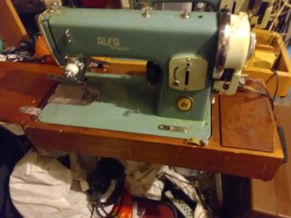 Máquina de coser Alfa Royale antigua