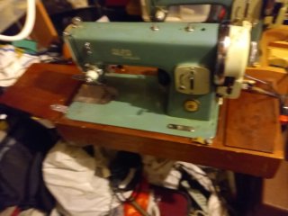 Máquina de coser Alfa Royale antigua
