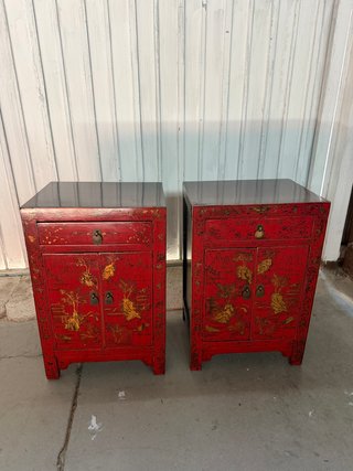 Pareja Mesitas Antiguas Lacadas y Pintadas a Mano