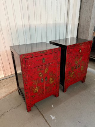 Pareja Mesitas Antiguas Lacadas y Pintadas a Mano