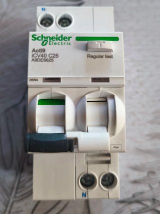 Schneider iCV40 Interruptor Automático 25A, 300mA