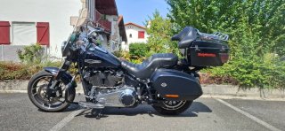 Harley-Davidson 1.800cc. Custom Negra y cromados.