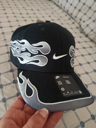 Gorra Nike Club Cap Negra con Diseño de Llamas