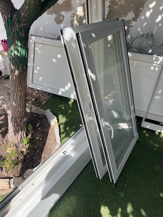 Ventanas correderas blancas con persianas,1.38