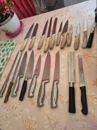 Lote de cuchillos de metal y madera