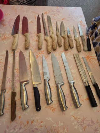 Lote de cuchillos de metal y madera