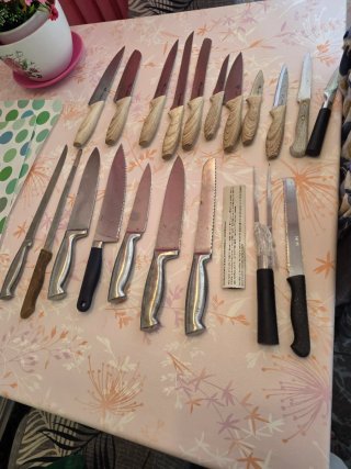 Lote de cuchillos de metal y madera