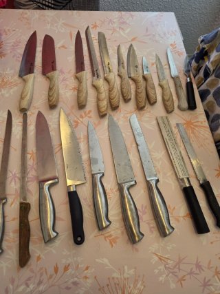 Lote de cuchillos de metal y madera