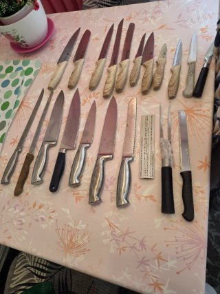 Lote de cuchillos de metal y madera