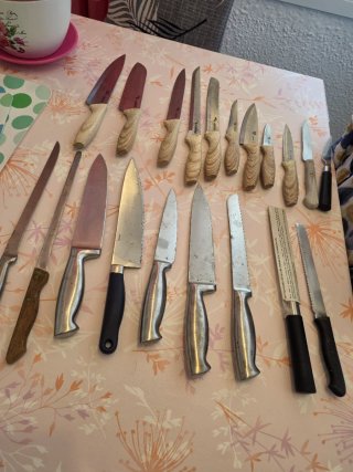 Lote de cuchillos de metal y madera