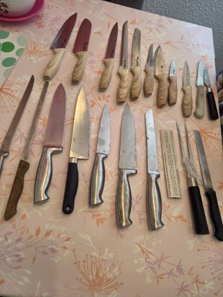 Lote de cuchillos de metal y madera