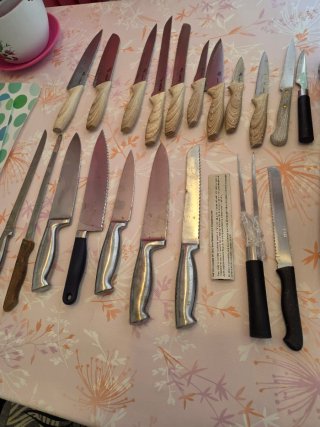 Lote de cuchillos de metal y madera