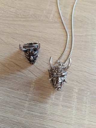 Conjunto Oni: Anillo y Colgante
