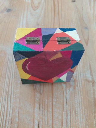 Caja decorativa de madera multicolor