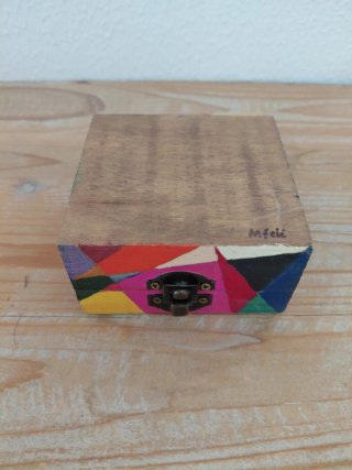 Caja decorativa de madera multicolor