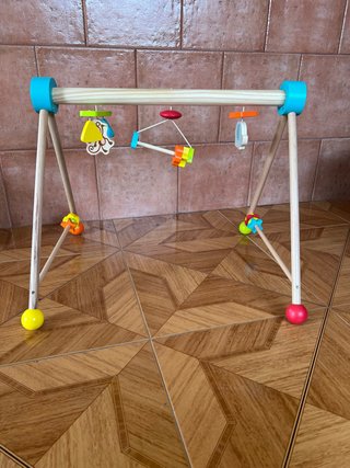 Gimnasio bebé madera con juguetes