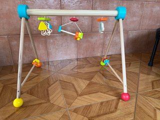 Gimnasio bebé madera con juguetes