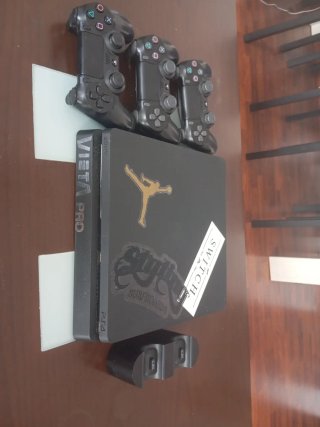 PS4 Slim 1TB + 3 Mandos V2 + Cargador