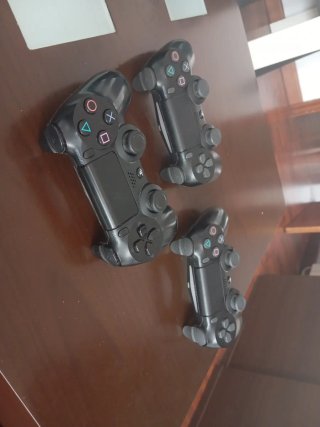 PS4 Slim 1TB + 3 Mandos V2 + Cargador