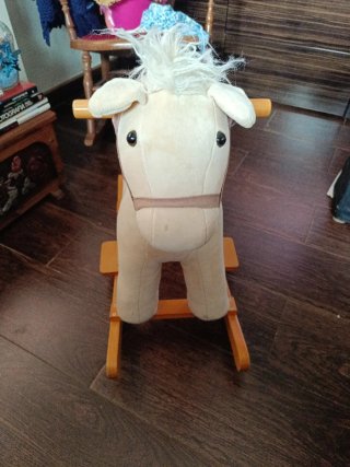 Caballito balancín de peluche