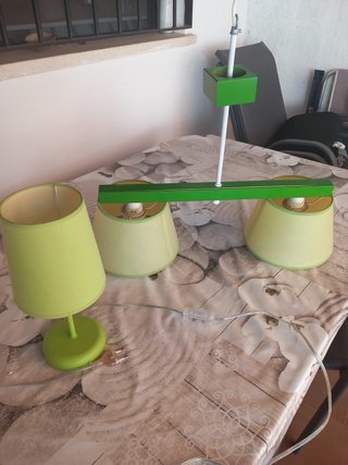 Lámpara de techo y mesita a juego