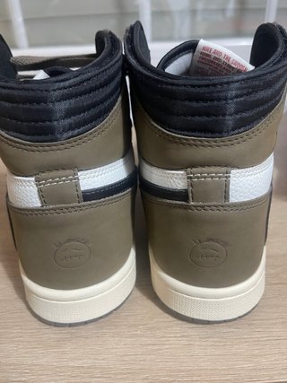 zapatillas deportivas marron y blanco