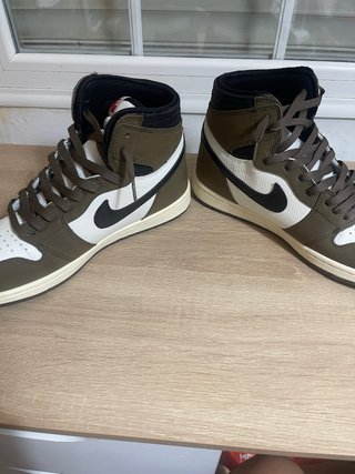 zapatillas deportivas marron y blanco